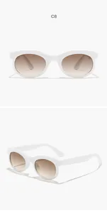 Detalle de gafas de sol unisex con montura blanca y cristales degradados marrones para el sol