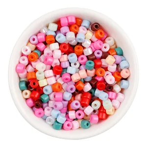 Perline di vetro colorate 5x3mm per gioielli fai da te in una ciotola bianca