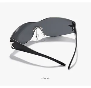 Detalle de la vista posterior de gafas de sol envolventes negras con estrella