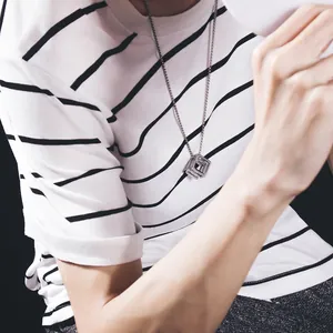 Collar minimalista con colgante de cubo mágico plateado para hombre y mujer en modelo