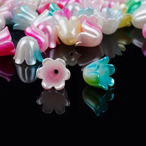 Detalle macro de cuentas de flores de lirio del valle nacaradas en colores mixtos para bisutería