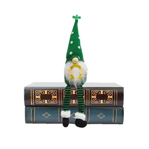 Pluche kabouter voor Sint-Patrick's dag met lange benen en klaver op oude boeken