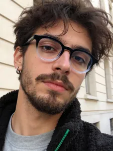 Κοντινό πλάνο άνδρα που φοράει κομψά τετράγωνα γυαλιά προστασίας από το μπλε φως με ντεγκραντέ