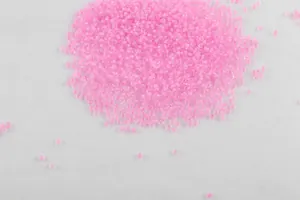 Pequeñas cuentas de vidrio rosa transparente con núcleo teñido para joyería artesanal