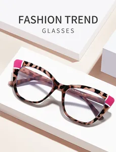 Detaillierte Ansicht der Katzenaugenbrille mit Leopardenmuster und rosa Eckenakzenten.