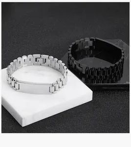 Vue détaillée des bracelets de style montre en acier inoxydable argent et noir