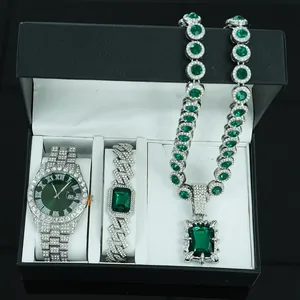 Detailansicht eines luxuriösen Schmucksets mit smaragdgrünen Edelsteinen und Uhr