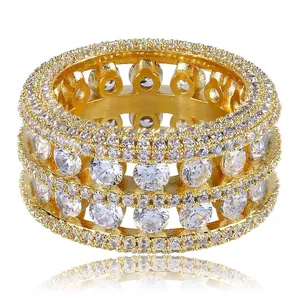 Vue détaillée d'une bague hip-hop dorée avec double rangée de zircons.