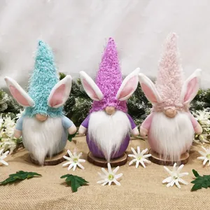 Set van drie kleurrijke pluchen paaskabouters met konijnenoren voor voorjaarsdecoratie