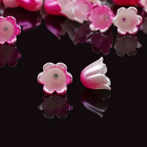 Primer plano de cuentas de flores de lirio de los valles en degradado rosa para joyería DIY