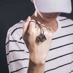 Collar con colgante de cubo mágico negro minimalista vintage para hombre y mujer joya pareja