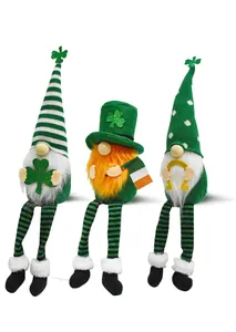 Set van drie St. Patrick's Day gnomen met klavertjes en lange benen