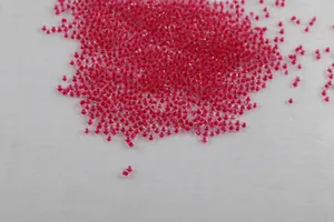 Primer plano macro de cuentas de vidrio rosa transparente para manualidades de bisutería