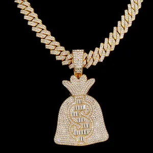 Vue détaillée du collier hip hop cubain avec pendentif sac d'argent serti de strass