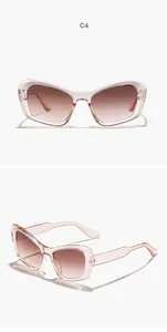 Vista detallada de gafas de sol cat-eye de gran tamaño con montura rosa y lentes marrones