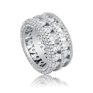 Détails rapprochés d'une bague large Iced Out avec double rangée de zircons creux
