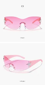 Detalle de las gafas de sol envolventes rosas sin montura con acentos de estrellas plata