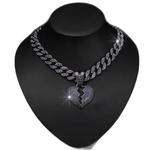Collana hip hop con ciondolo a cuore spezzato viola ghiacciato su una catena a maglie cubane
