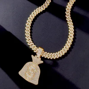 Gros plan d'un pendentif sac d'argent serti sur une chaîne cubaine dorée hip-hop