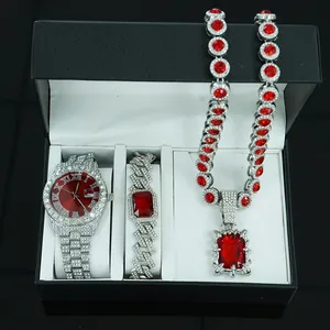 Detailansicht Herren-Schmuckset mit roten Steinen, Uhr, Halskette und Armband in Box