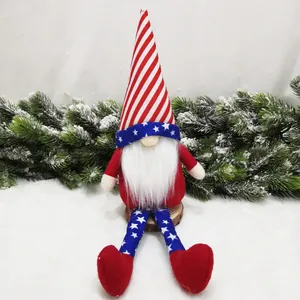Detail einer patriotischen Unabhängigkeitstag-Zwergpuppe mit langen Beinen und US-Flaggenmuster.