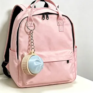 Detailansicht eines 3D-gedruckten Baozi-Clicker-Schlüsselanhängers an einem Rucksack