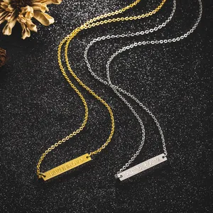 Collares de barra de acero inoxidable con coordenadas grabadas sobre fondo negro brillante