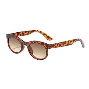 Gafas de sol retro con estampado de leopardo y lentes degradadas marrones para hombre y mujer