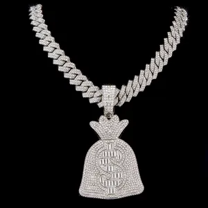 Vue rapprochée des strass étincelants sur le pendentif en forme de sac d'argent.