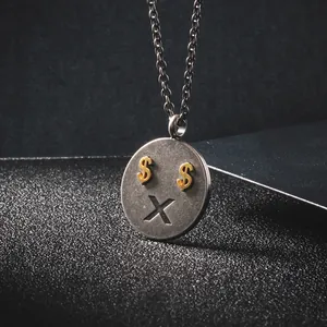 Collier hip hop vintage avec pendentif smiley rond et signes d'argent dorés.