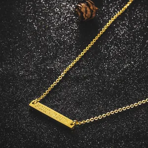Collar de barra dorada personalizado con coordenadas grabadas en acero de titanio de calidad