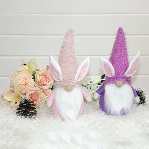 Detailopname van twee pluche paashaas kabouters met roze en paarse hoeden en witte baarden