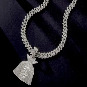 Vue détaillée du pendentif sac d'argent glacé sur une chaîne à maillons cubains
