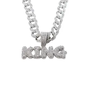 Collier pendentif lettre KING glacé avec chaîne cubaine argentée pour style hip hop.