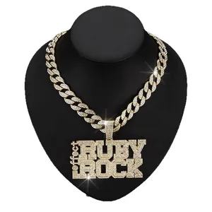 Collana cubana hip hop dorata con pendente a lettere Ruby Rock con strass
