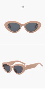 Stijlvolle retro ovale cat-eye zonnebril met gouden sterren in een nude roze finish