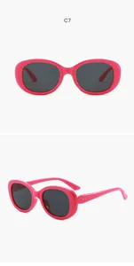 Viste dettagliate frontali e laterali di occhiali da sole ovali rosa retrò.