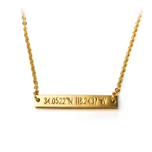 Collar de barra de acero inoxidable dorado con coordenadas geográficas.