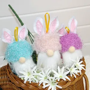 Bunte handgefertigte Osterwichtel mit Hasenohren und weißen Bärten in einem rustikalen Korb