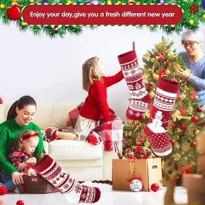 Vista dettagliata di calze di Natale lavorate a maglia bianche e rosse in ambiente festivo