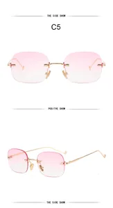 Viste dettagliate di occhiali da sole senza montatura con lenti sfumate rosa e oro.