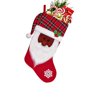 Dettaglio di una calza natalizia rossa con un originale personaggio di Babbo Natale nero