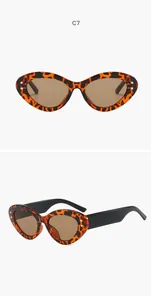 Detailweergave van modieuze ovale cat-eye zonnebril met schildpadmotief