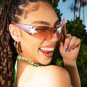 Gafas de sol envolventes rosa degradado con detalle de estrella plateada muy modernas