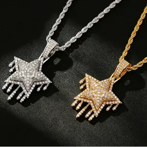Gedetailleerd overzicht van zilveren en gouden iced out ster hangers met zirkonia