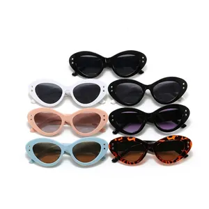 Stijlvolle ovale cat-eye zonnebril voor dames met elegante gouden sterstud details