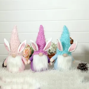 Set van drie kleurrijke Pasen pluche konijn gnomes voor feestelijke tafeldecoratie.