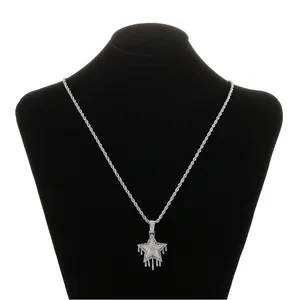 Close-up van de druppelende ster hanger met zirkonia op een gedraaide schakelketting.