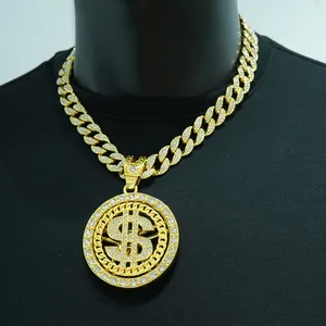 Gros plan détaillé du pendentif rotatif dollar HipHop pour homme en or avec strass