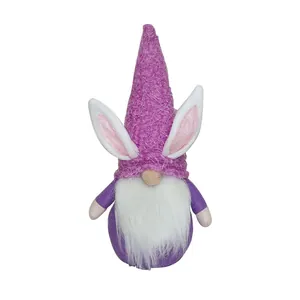 Paashaas kabouter pluche pop in paars voor feestelijke tafeldecoratie en opstelling